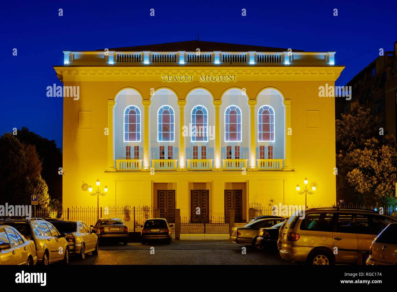 Albania, Scutari, Teatro Migjeni al blue ora Foto Stock