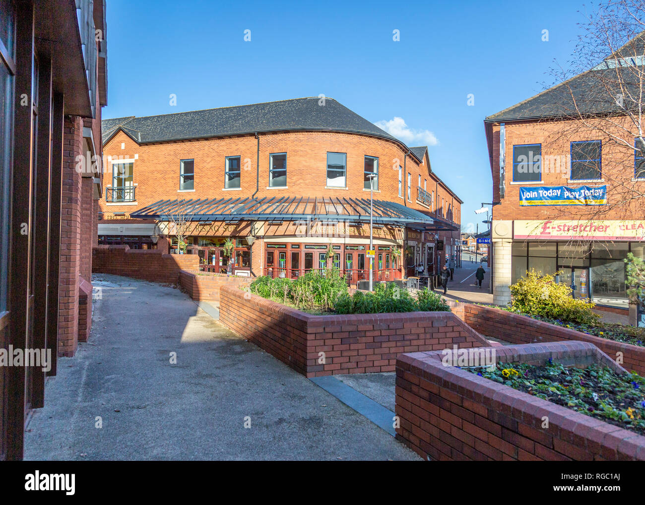 Da Redditch Town Hall guardando verso il Rising Sun pub. Foto Stock