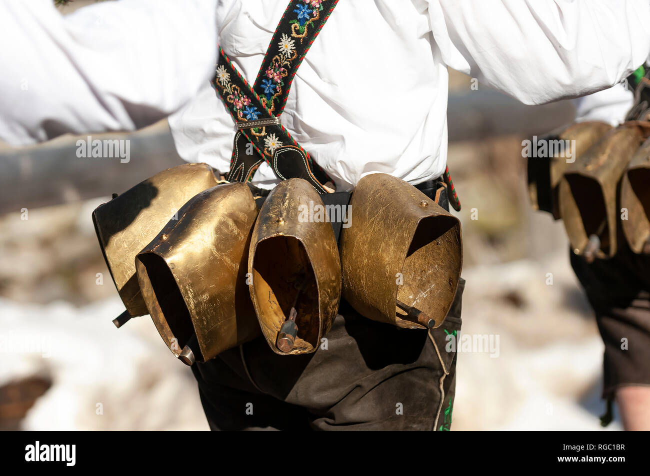 In Germania, in Baviera, Mittenwald, tradizionale sfilata di carnevale, bell agitatore, campane Foto Stock