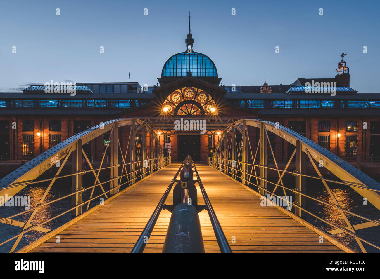 Germania, Hamburg Altona, mercato del pesce hall alle ore blu Foto Stock