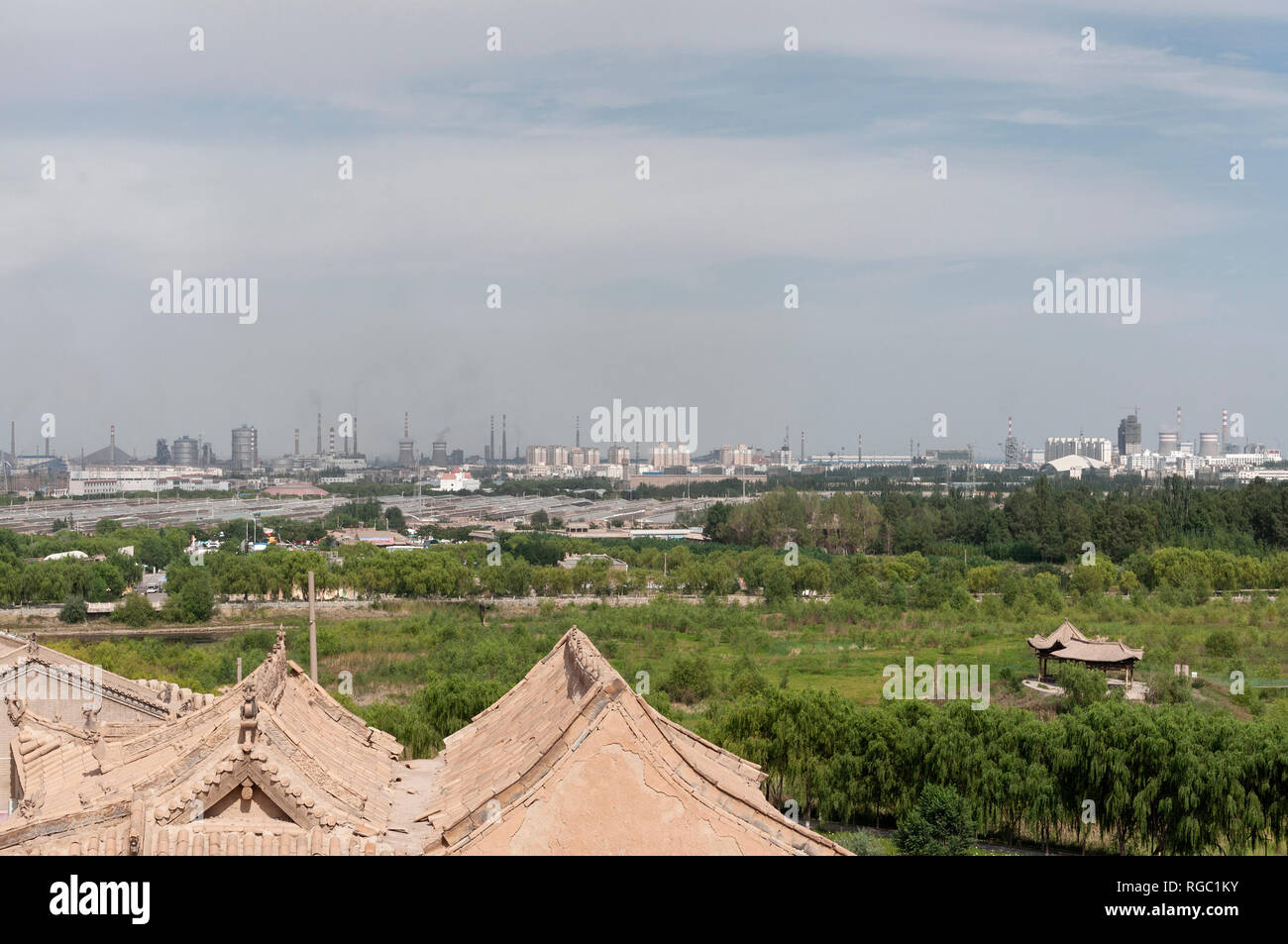 Jiayuguan, Cina - 9 Agosto 2012: Vista della città di Jiayuguan con fabbriche emiting gas verso l'atmosfera , nella provincia di Gansu, Cina. Foto Stock