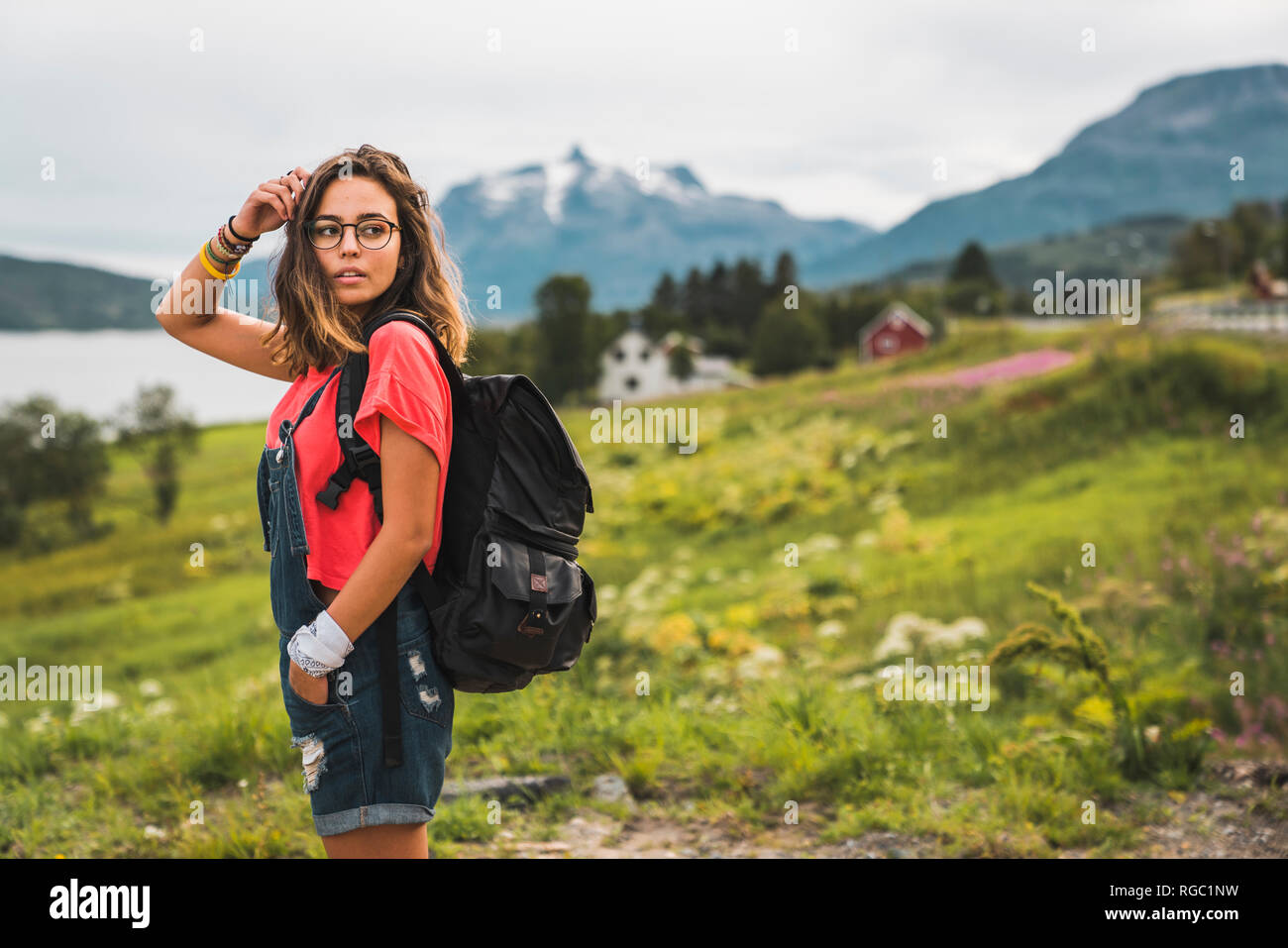 Giovane donna con uno zaino in viaggio Lapponia norvegese Foto stock - Alamy