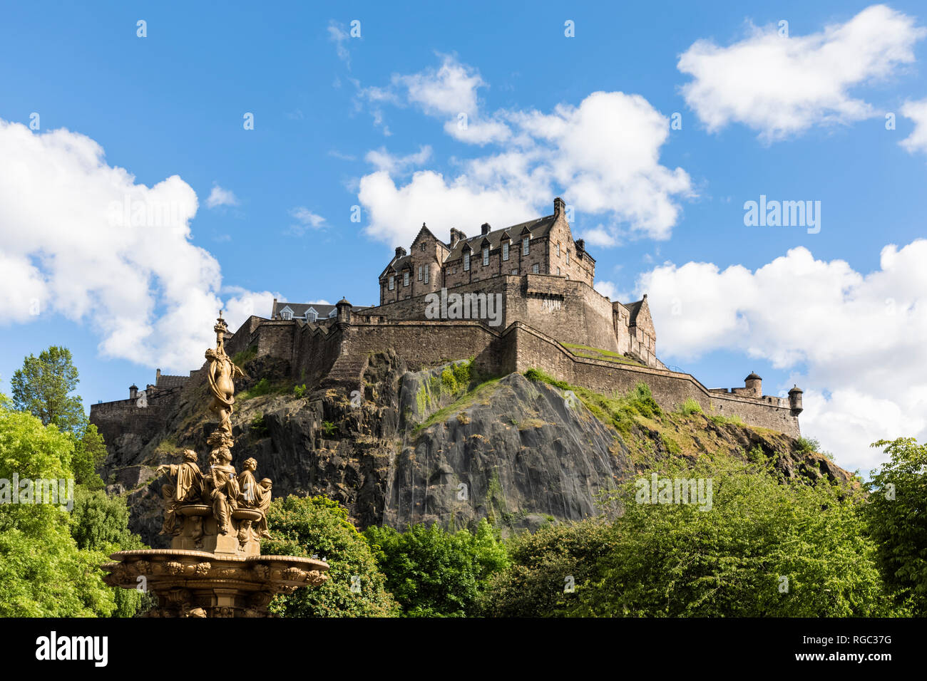 Gran Bretagna, Scozia, Edimburgo, Castle Rock, Castello di Edimburgo e Ross Fontana in Princes Street Gardens Park Foto Stock