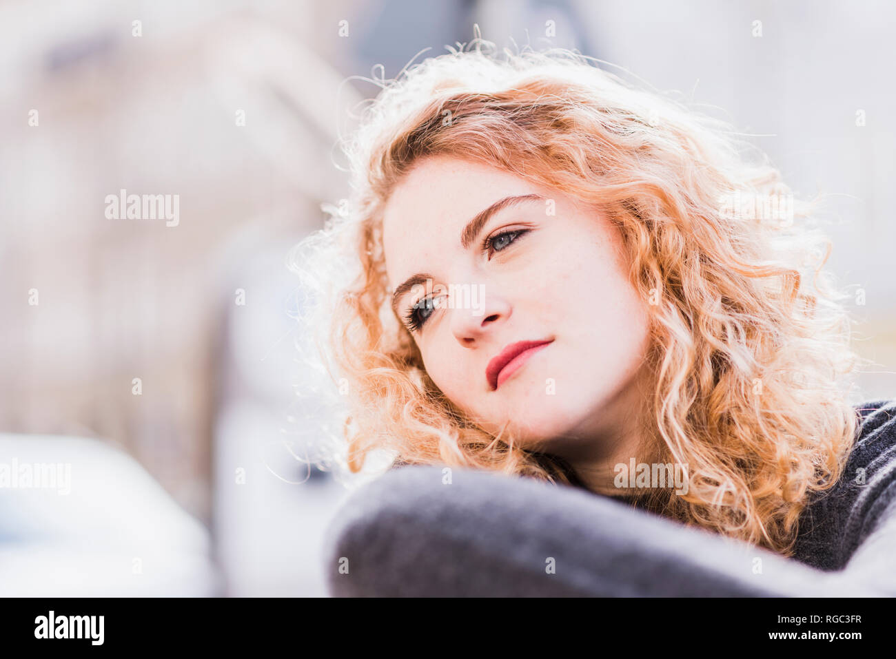 Ritratto di daydreaming giovane donna Foto Stock