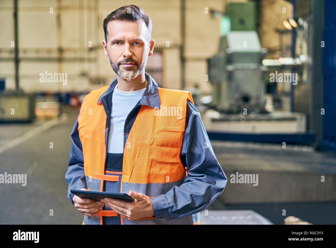 Ritratto di uomo con tablet in fabbrica Foto Stock