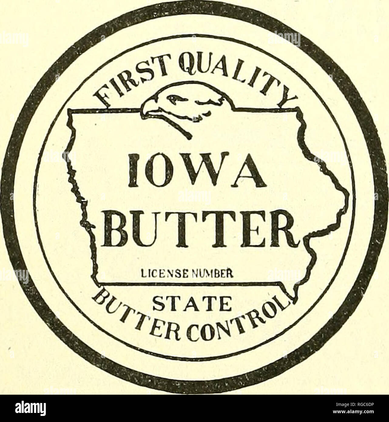 . Bollettino dell'U.S. Dipartimento di Agricoltura. Agricoltura; l'agricoltura. 32 Bollettino 456, U. S. Dipartimento di Agricoltura. Punteggio di burro o formaggi da 94 nove volte su dodici in 1 anno. Cliente di burro o formaggio non può mai essere inferiore a 93. Fabbrica al cliente 90 o meglio. Sani- tary macchinari, tubazioni e apparecchiature. Punteggio di 94 per il burro messo quindici giorni prima della domanda di licenza. Farm Dairy al cliente 60 punti o meglio secondo il punteggio scheda fornita dalla latteria e cibo commissione. Vacche testato per la tubercolosi 6 mesi precedenti al rilascio di licenza e ogni 2 anni ci- dopo. La Cre Foto Stock