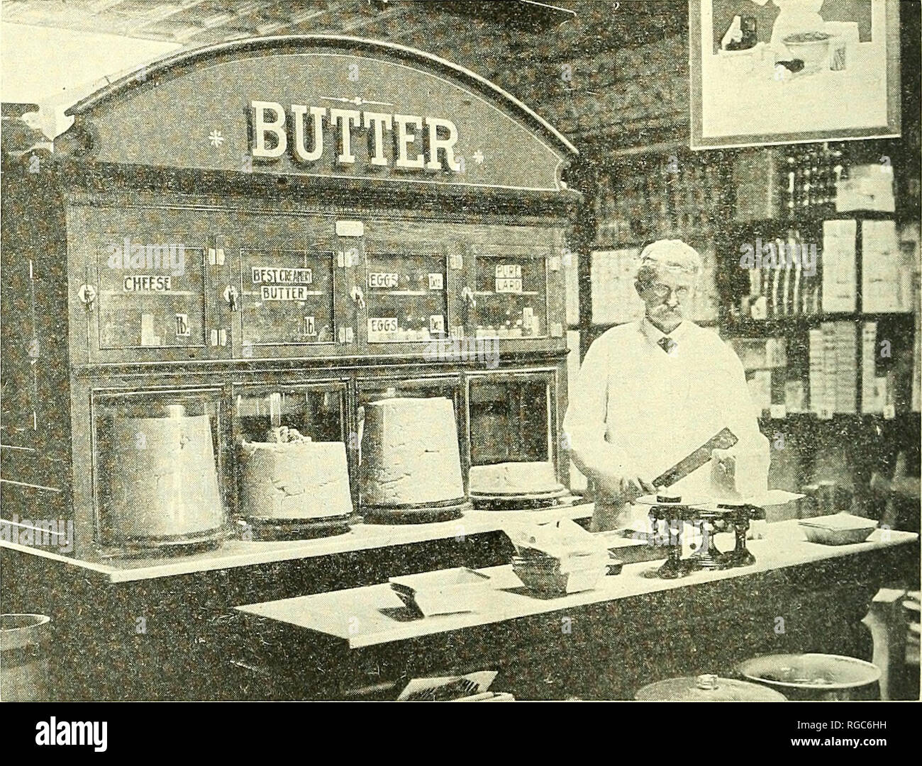 . Bollettino dell'U.S. Dipartimento di Agricoltura. Agricoltura; l'agricoltura. 8 Bollettino 456, U. S. Dipartimento di Agricoltura. È consuetudine tra il commercio di burro di pesatura per richiedere " up-pesi," che è il fascio della scala deve bilanciare contro il resto superiore e quando non inferiore successivo la sterlina è preso, frac- zionale pesi di solito non vengono contati. Poiché il peso netto emendamento al puro diritto alimentare divenne ef- fective, distributori stato che è spesso inutile pesare il burro, come la latteria di pesi sono accettati. È molto importante perciò che c Foto Stock