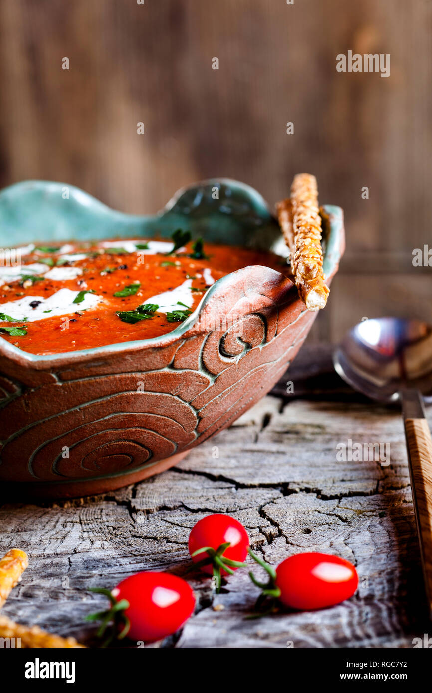 Zuppa di pomodoro con panna acida e bastoni di sesamo Foto Stock