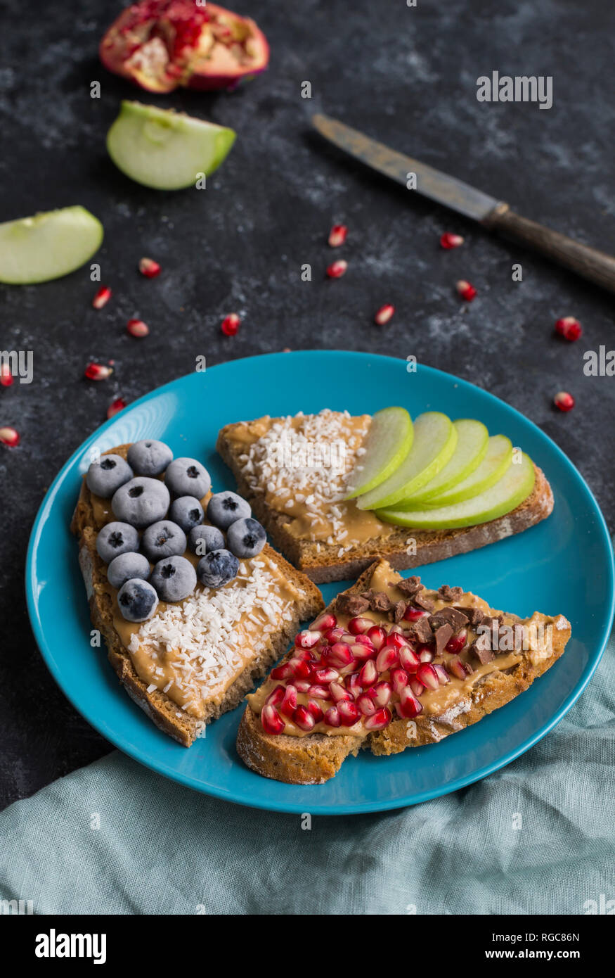 Fette di pane con vari ingredienti sulla piastra Foto Stock