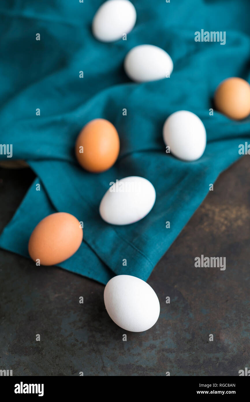 Bianco e Marrone di uova Foto Stock