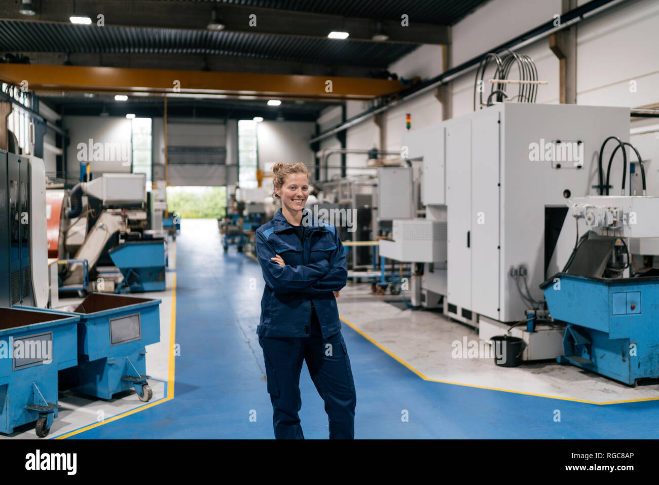 Giovane donna che lavora come un operaio specializzato in un high tech company, ritratto Foto Stock