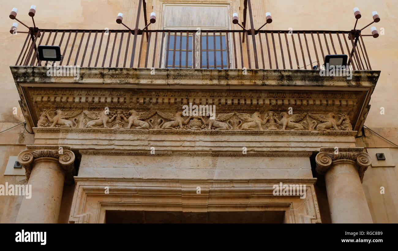Città di Noto. Provincia di Siracusa, in Sicilia. Questo è l'ingresso del Palazzo Nicolaci. Nella parte superiore di esso, una spettacolare leoni alati fregio. Foto Stock