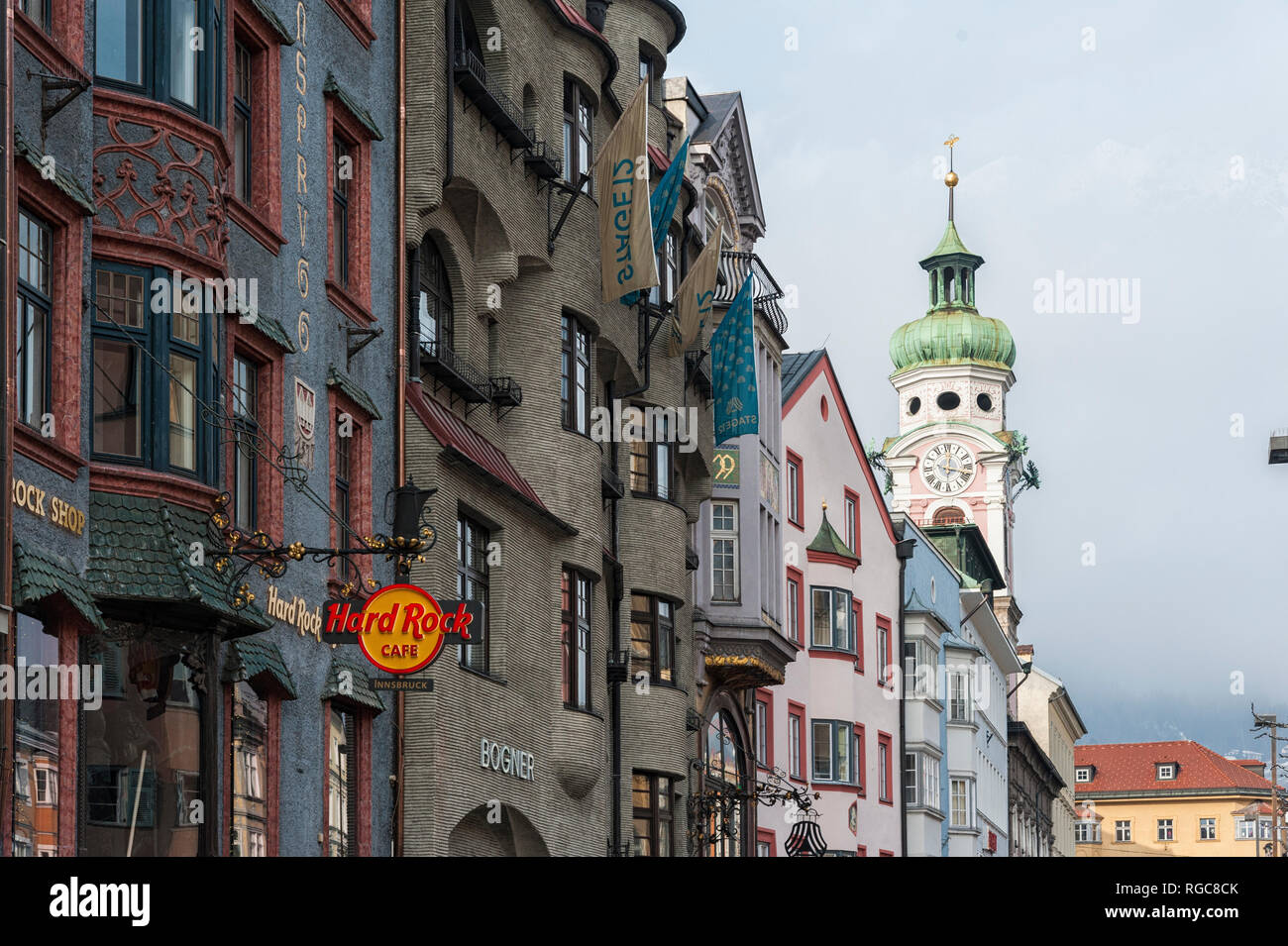 L'ornato e gli edifici colorati nella famosa Maria Theresien Strasse nel centro della città vecchia di Innsbruck, l'austriaca città alpina - Austria Foto Stock