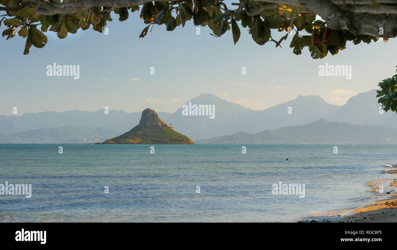 Isola di Mokoli'i (precedentemente conosciuta come il termine obsoleto 'cappello di Chinaman') come visto dal parco di spiaggia di kualoa nelle hawaii Foto Stock