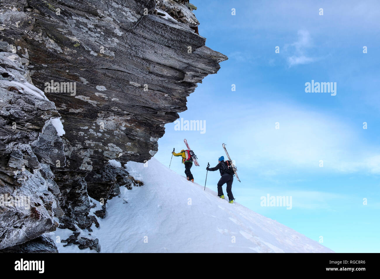 Due uomini facendo un tour di sci in Faragas monti Carpazi Meridionali, Romania Foto Stock