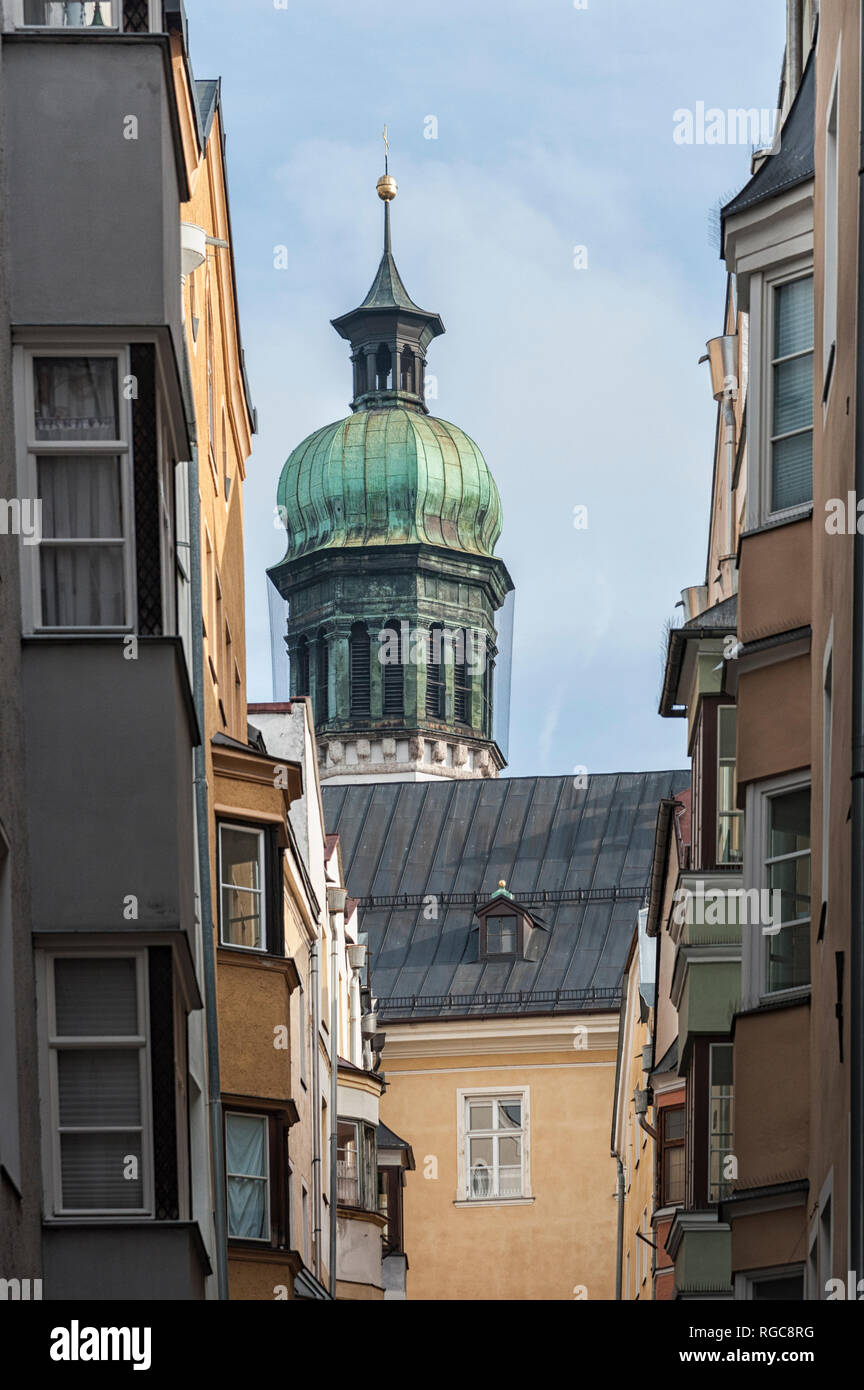 INNSBRUCK, Austria - Gennaio, 01 2019: la torre della città e i suoi edifici colorati in Herzog-Friedrich-Strasse, nel centro storico (Altstadt) - Innsbruck Foto Stock
