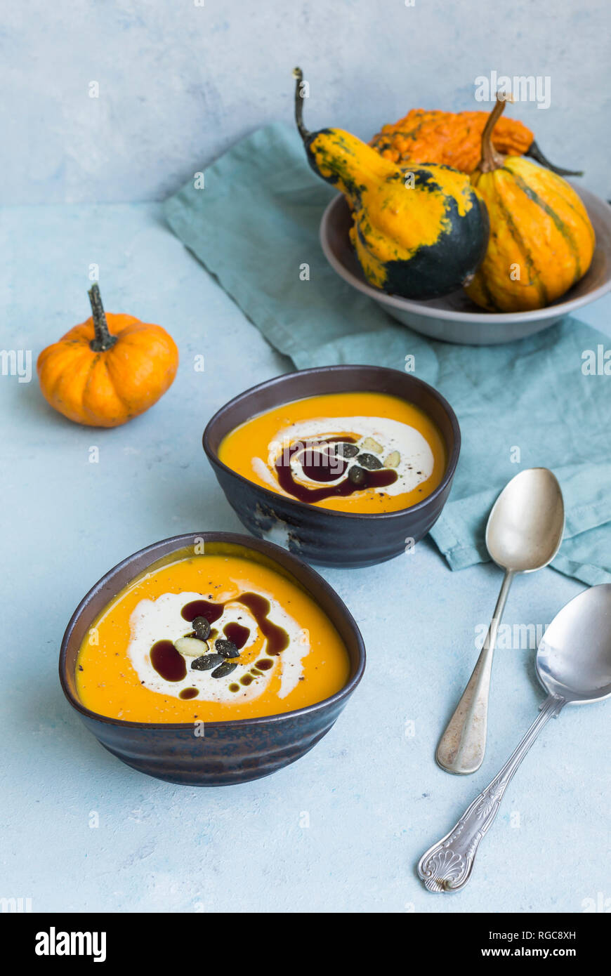 Due ciotole in casa di Hokkaido zuppa di zucca farcita con crema di zucca, semi e olio di semi di zucca Foto Stock