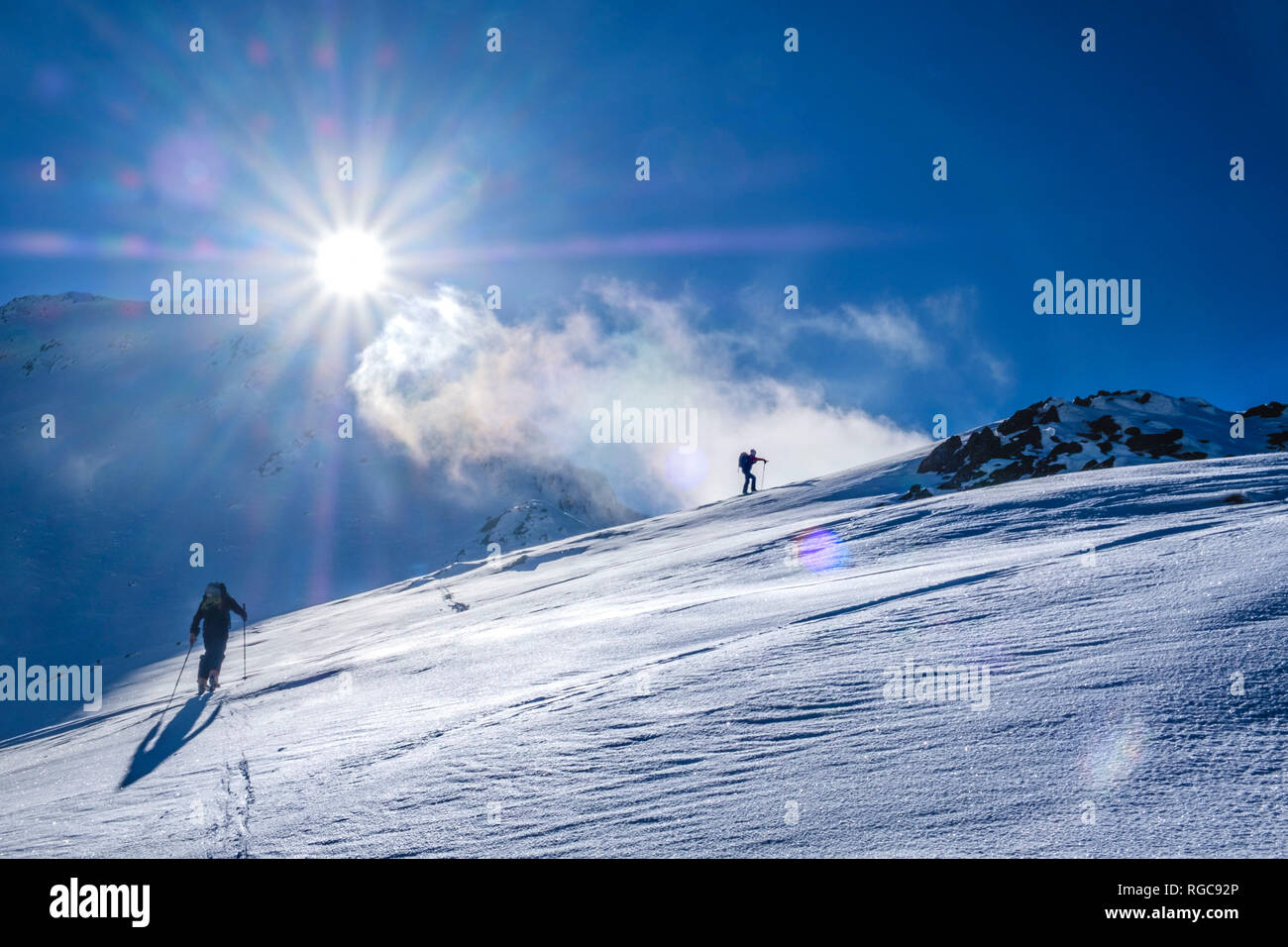Due uomini facendo un tour di sci in Faragas monti Carpazi Meridionali, Romania Foto Stock