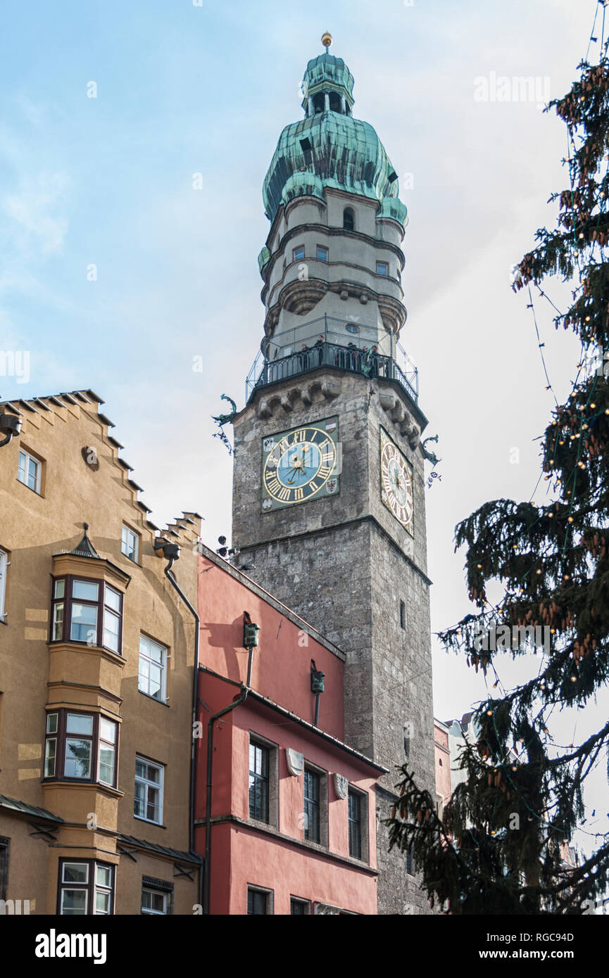 INNSBRUCK, Austria - Gennaio, 01 2019: la torre della città e i suoi edifici colorati in Herzog-Friedrich-Strasse, nel centro storico (Altstadt) - Innsbruck Foto Stock