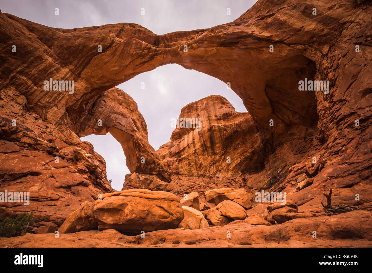 Stati Uniti d'America, Utah, Arco Naturale e le formazioni rocciose al Parco Nazionale di Arches, il doppio arco Foto Stock