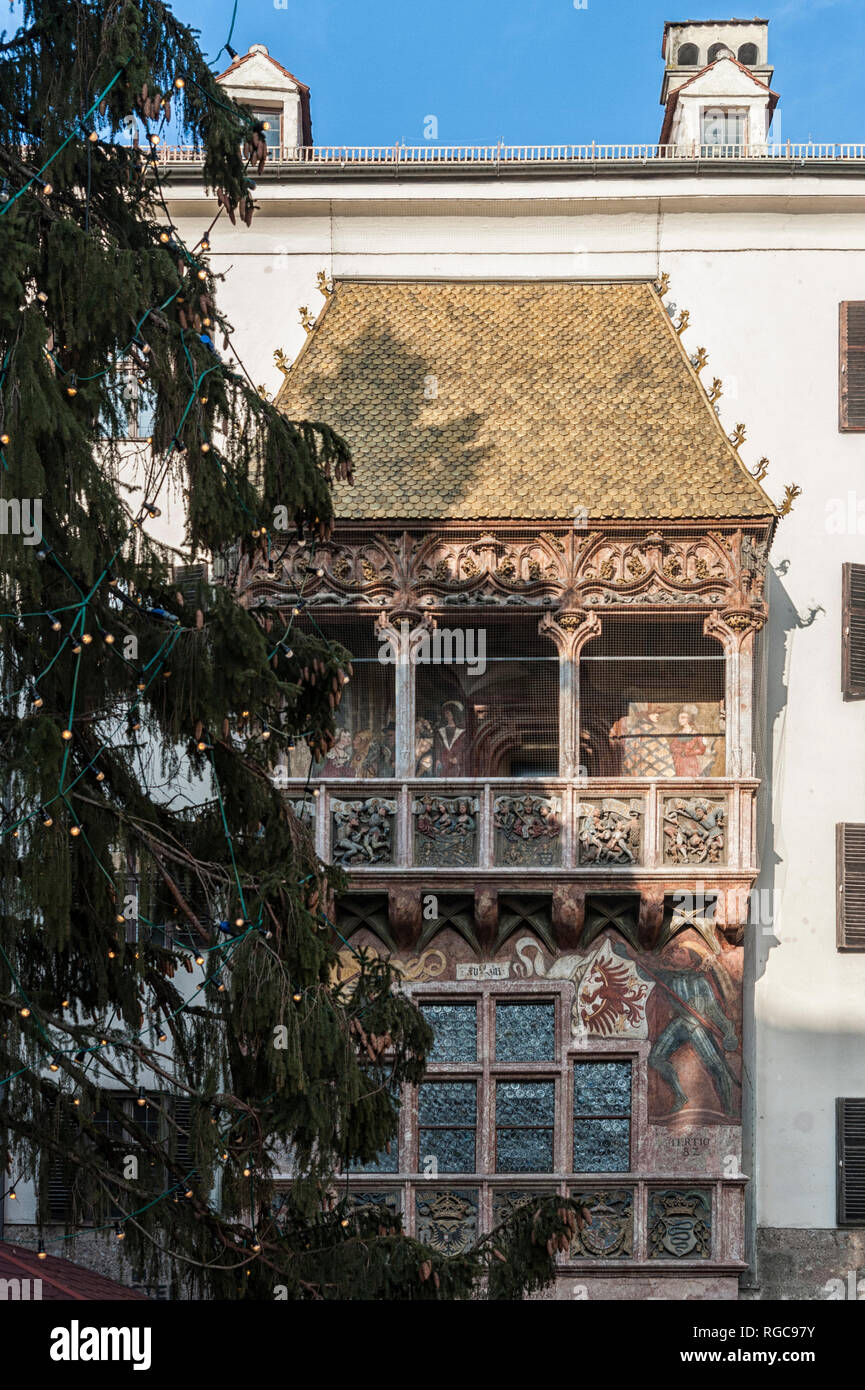 INNSBRUCK, Austria - Gennaio, 01 2019: il famoso tetto d'Oro (Goldenes Dachl), un punto di riferimento a Innsbruck in Austria Foto Stock