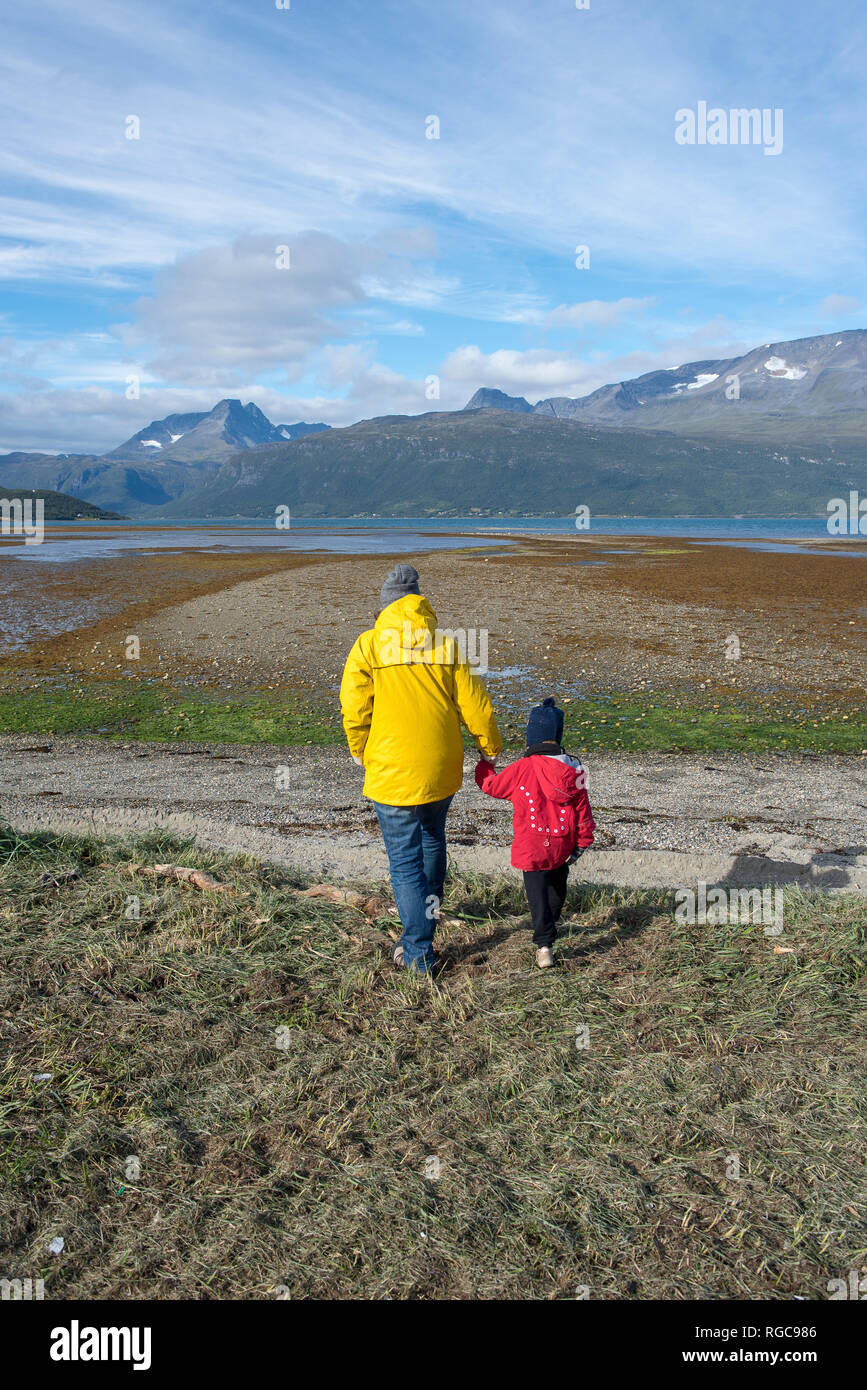 Norvegia, madre e figlia a piedi per il fiordo di Lyngen Foto Stock