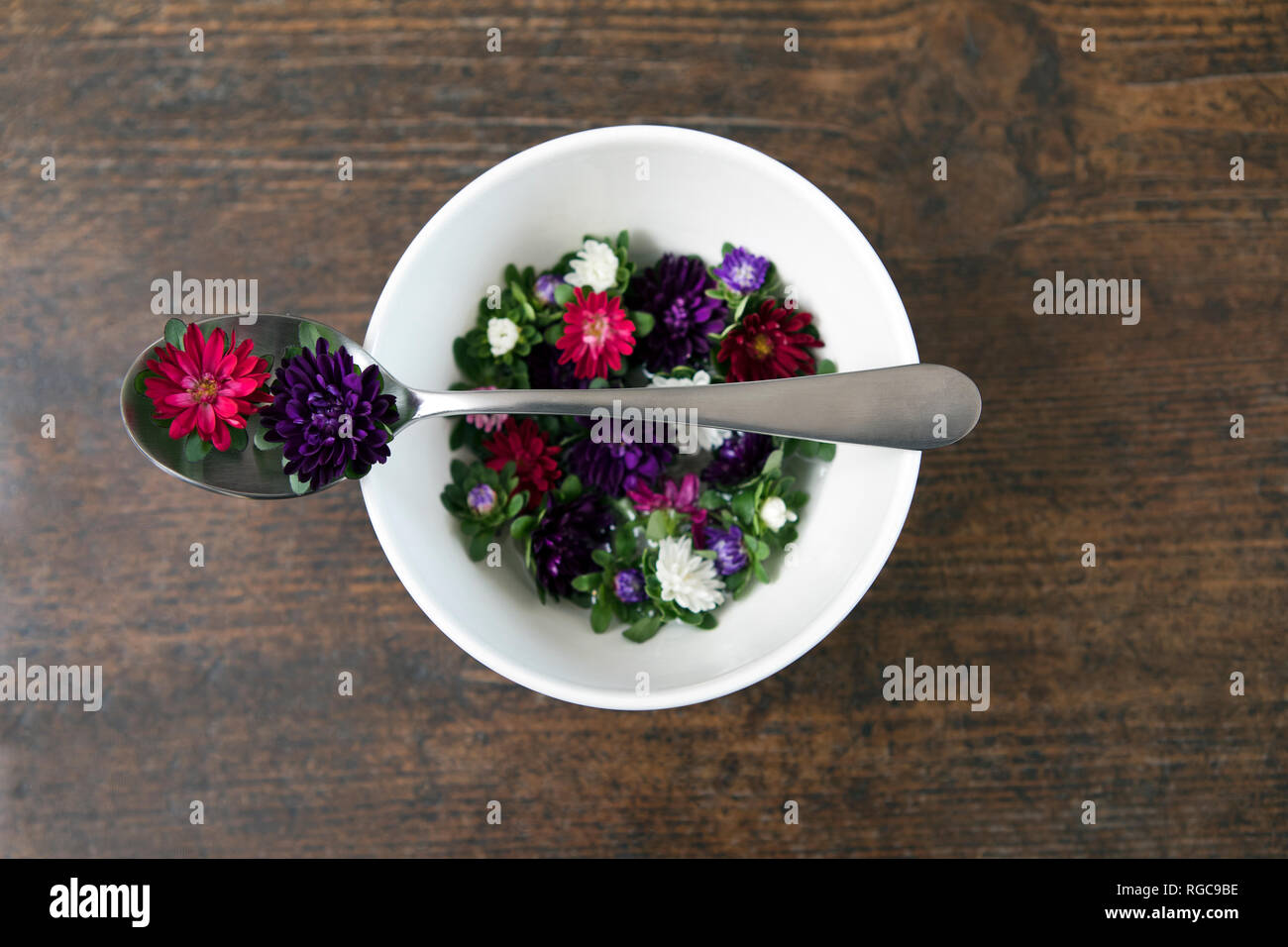 Cucchiaio e vaso di fiori di capi Foto Stock