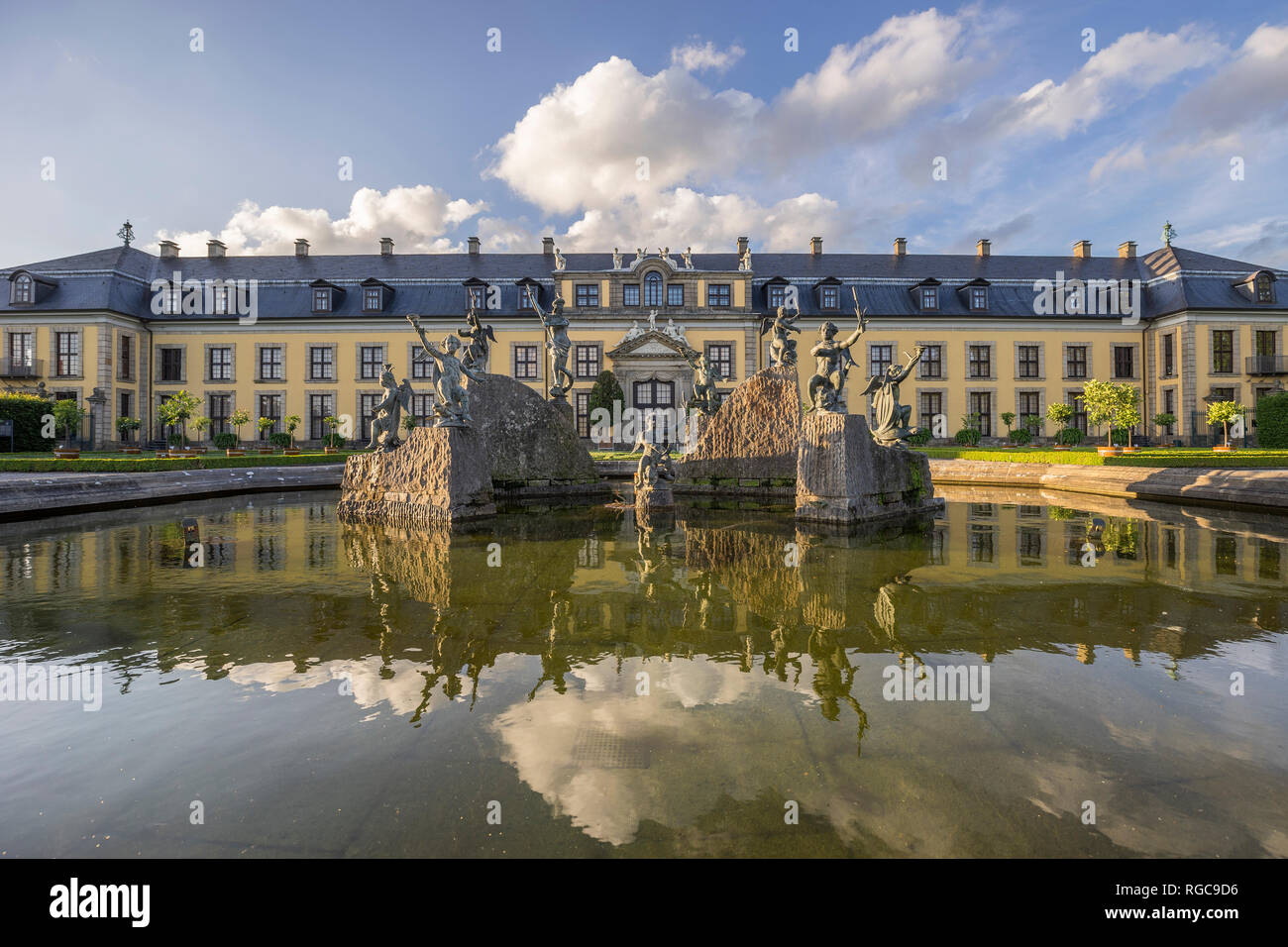 Germania, Bassa Sassonia, Hannover, Herrenhaeuser Gaerten, Fontana di Nettuno e la Galery, Orangenparterre Foto Stock
