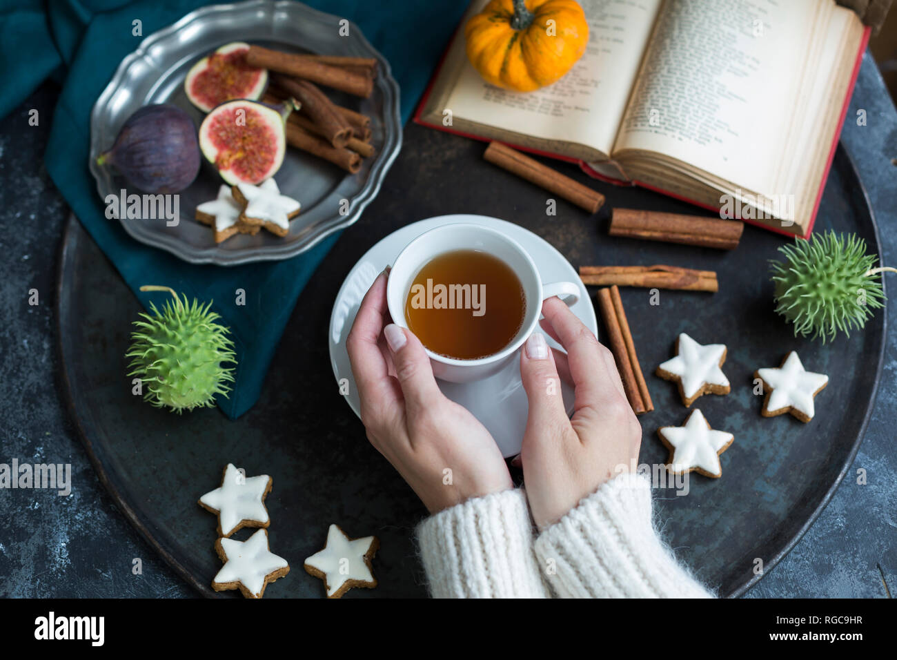 Donna bicchiere di tè in autunno, vista parziale Foto Stock