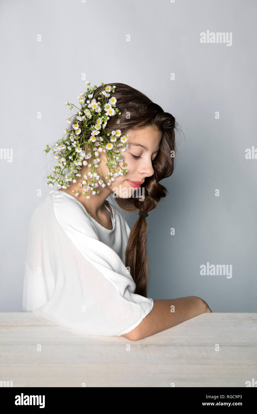 Ritratto di una ragazza che indossa i fiori Foto Stock