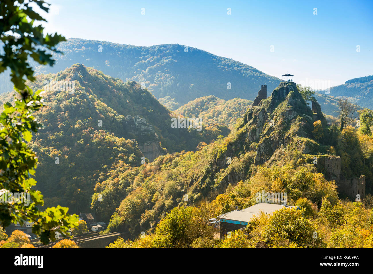 In Germania, in Renania Palatinato, Valle dell'Ahr, Altenahr, sono il Castello di autunno Foto Stock