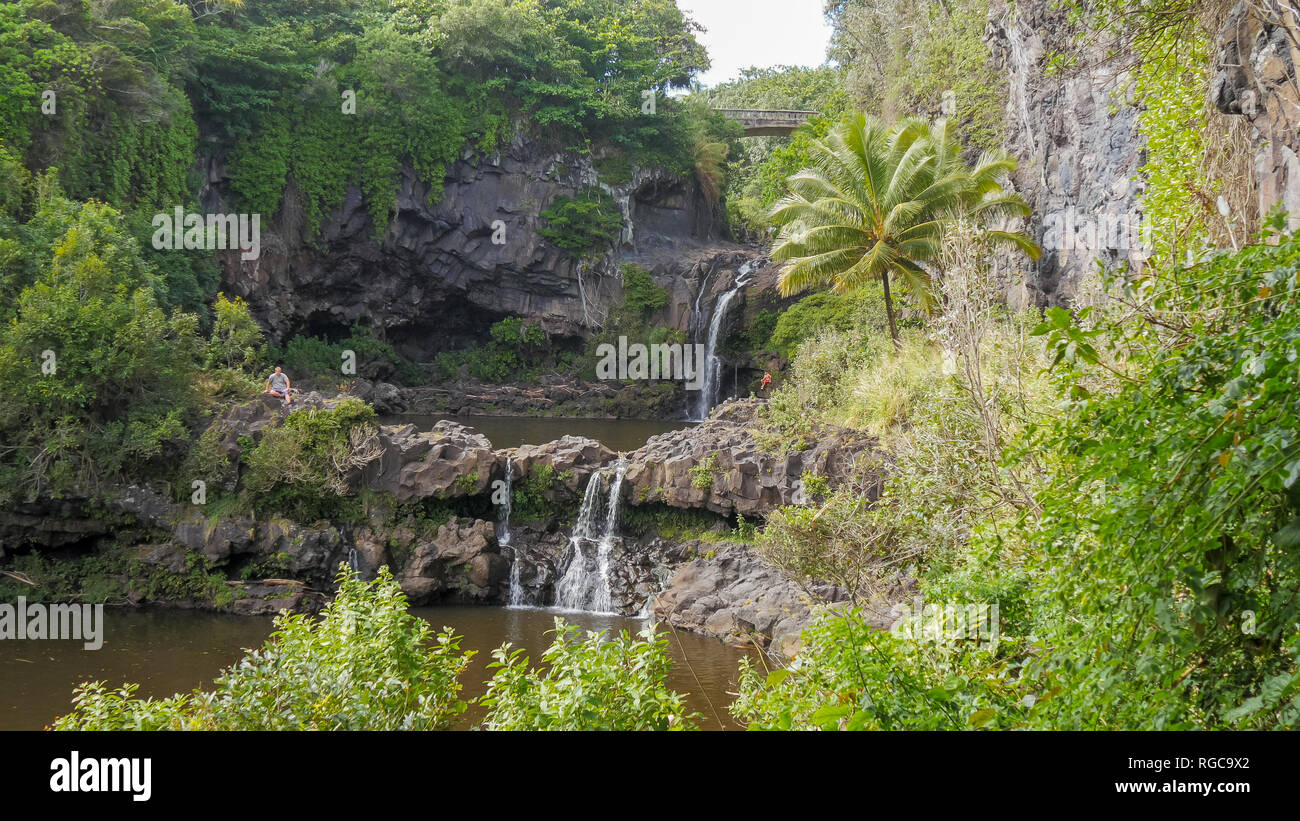 Due piscine e cascate presso il famoso sette piscine sacra a oheo gulch a Maui Foto Stock