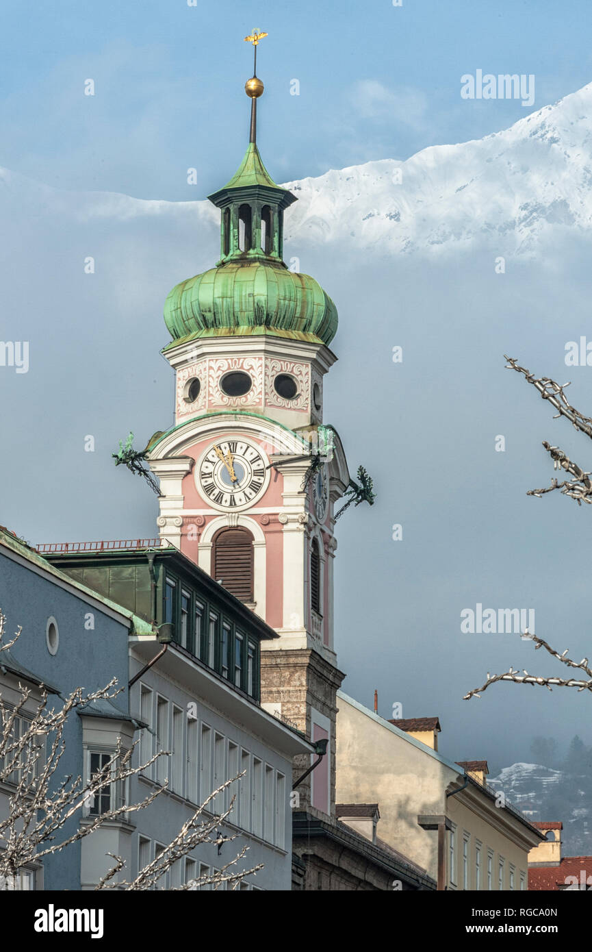 L'ornato e gli edifici colorati nella famosa Maria Theresien Strasse nel centro della città vecchia di Innsbruck, l'austriaca città alpina - Austria Foto Stock