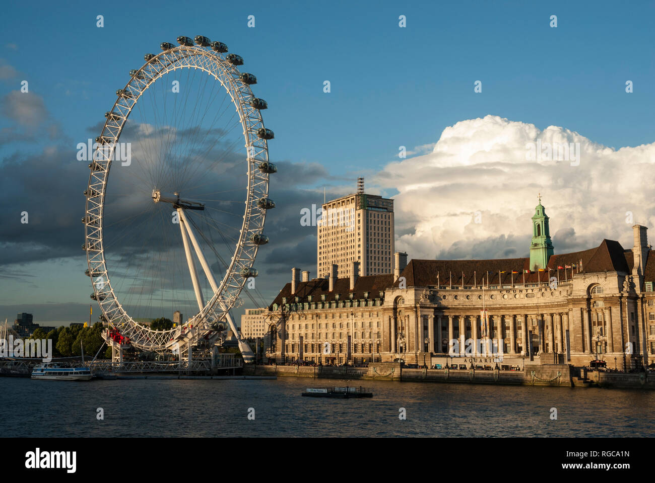 La mitica London Eye ruota panoramica sulla South Bank di Londra, all'inizio di luce della sera. Foto Stock