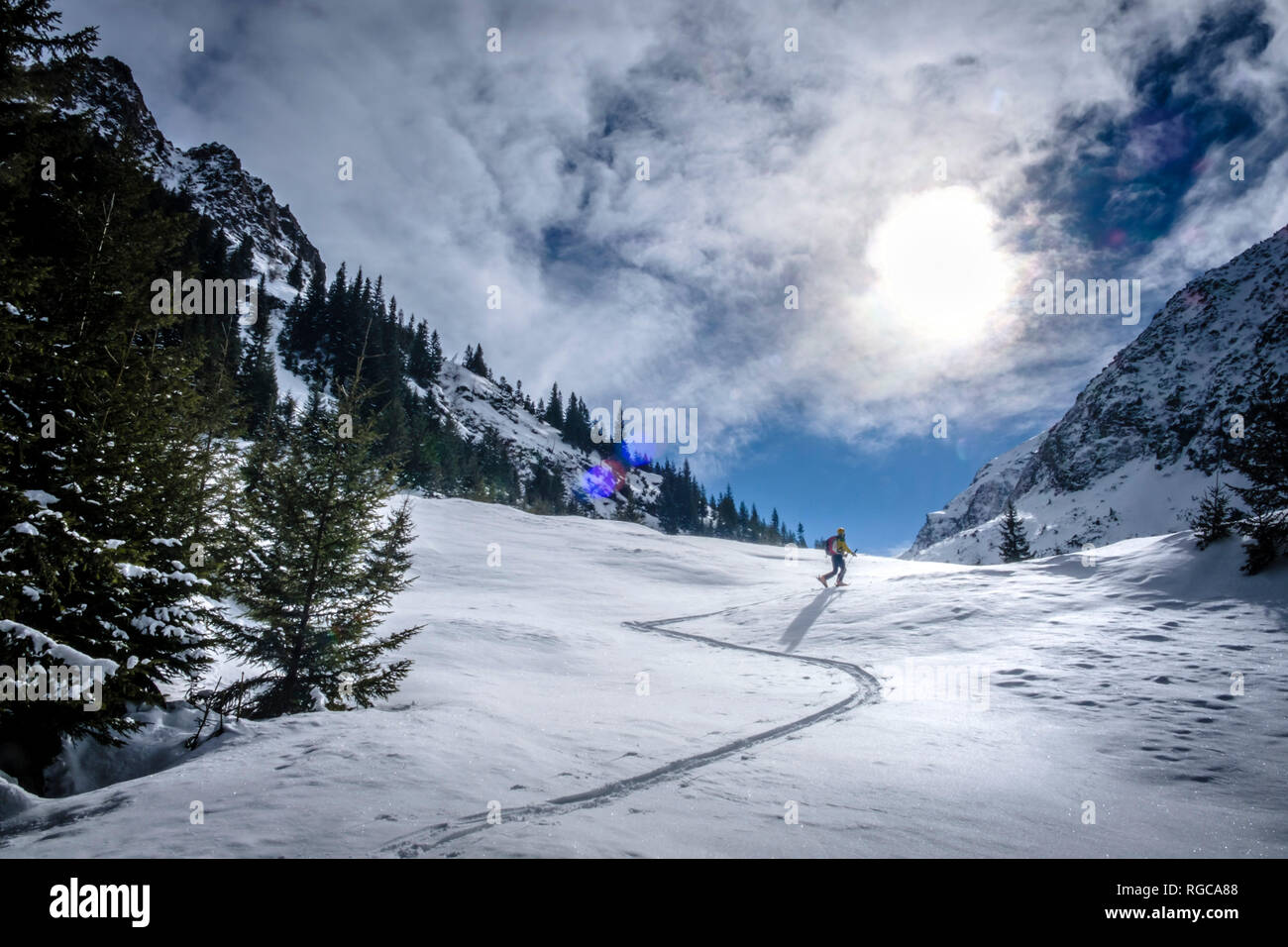 Due uomini in dskiingr Faragas monti Carpazi Meridionali, Romania Foto Stock