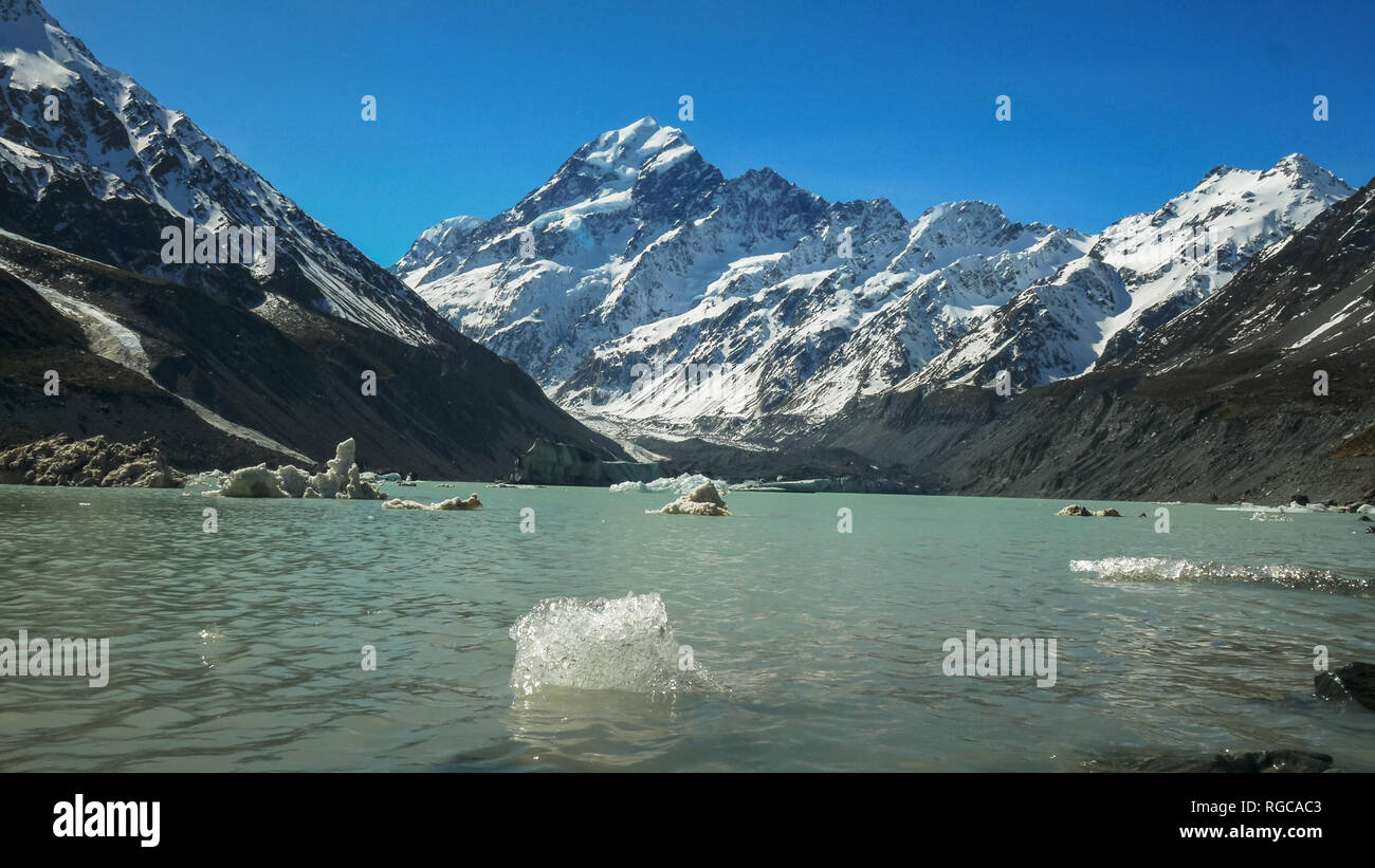 Un colpo di Mt Cook e il hooker glaciale Lago con piccoli iceberg Foto Stock