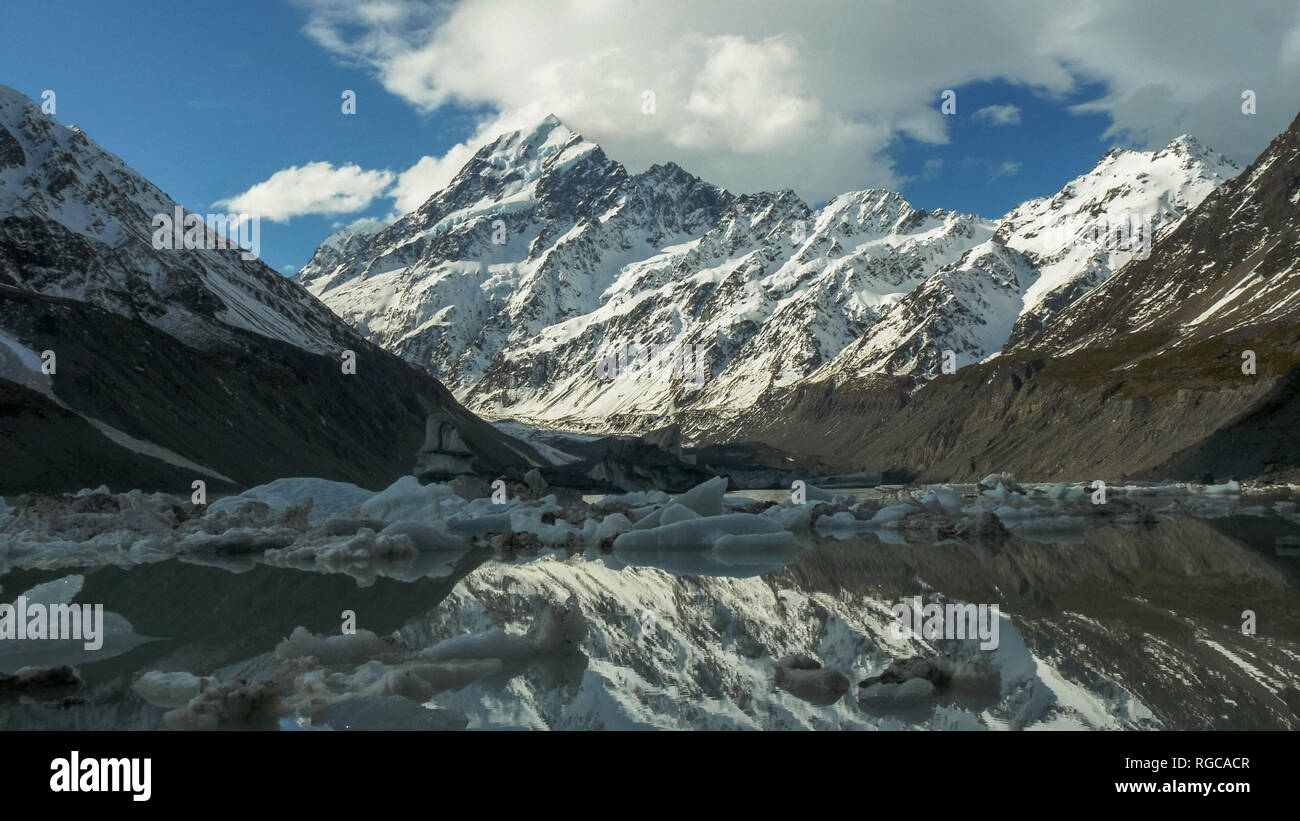 Nuvoloso Mt Cook e la glaciale hooker il lago con gli iceberg Foto Stock