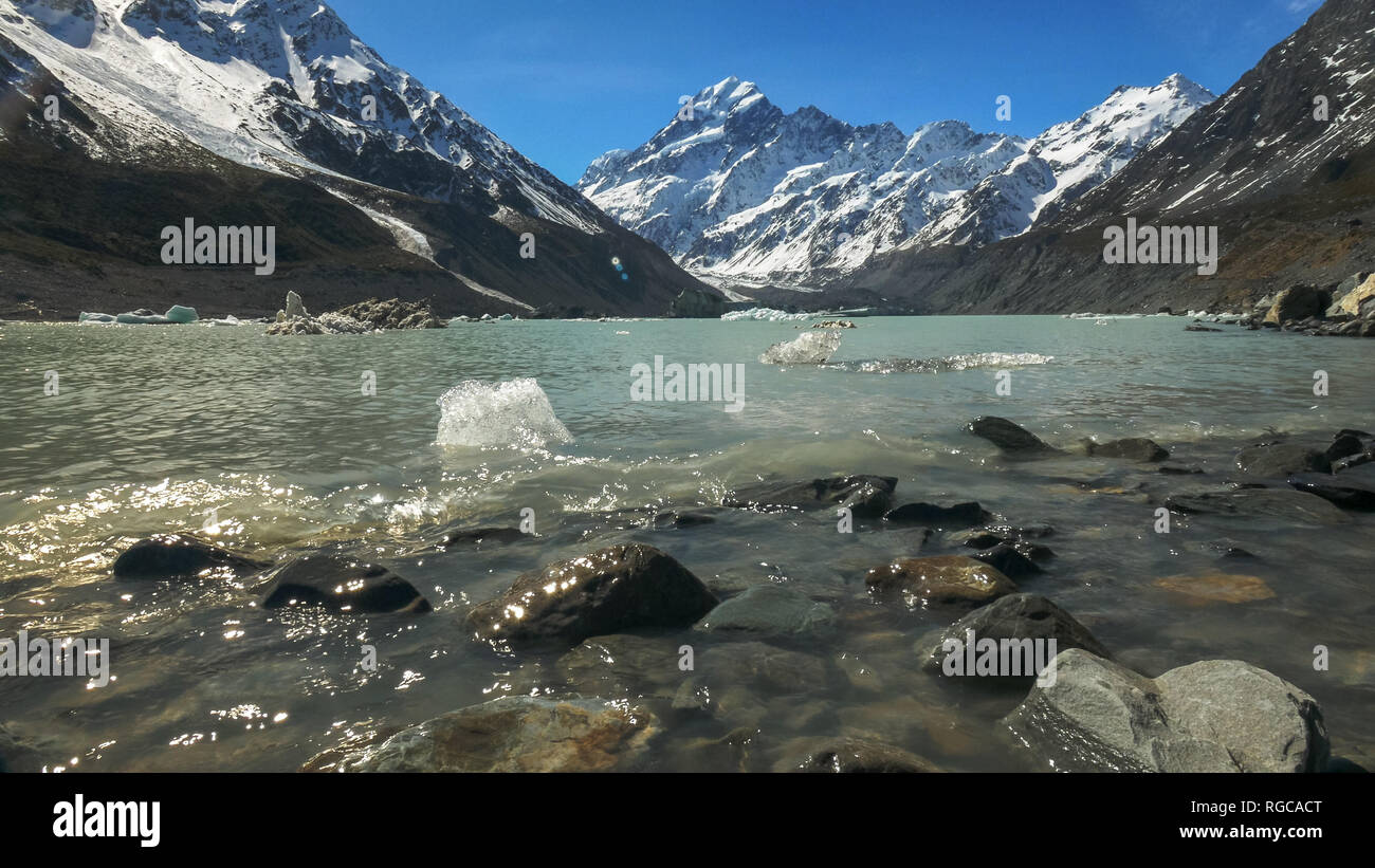 Un colpo di Mt Cook e del litorale di hooker glaciale Lago in Nuova Zelanda Foto Stock