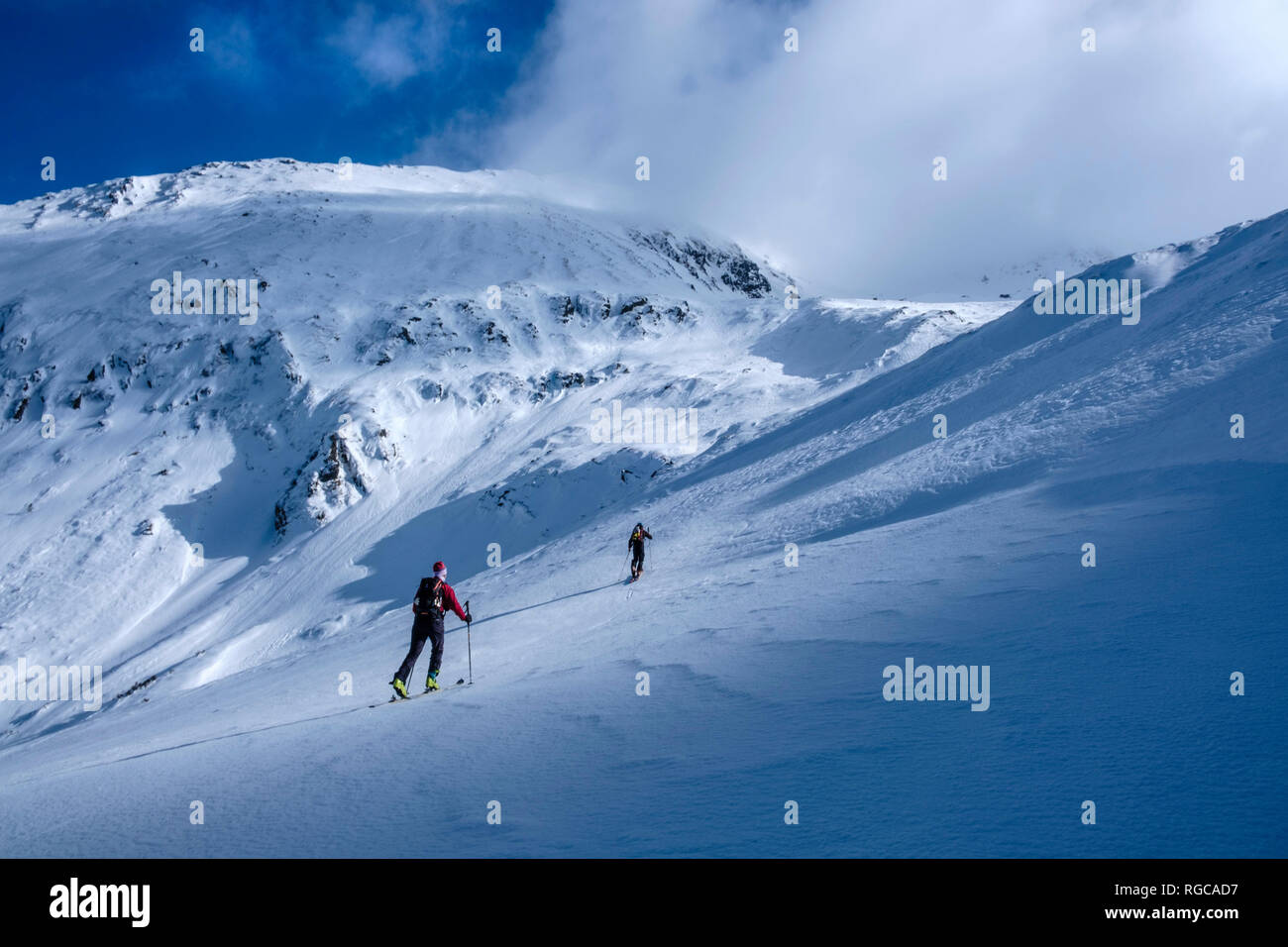 Due uomini facendo un tour di sci in Faragas monti Carpazi Meridionali, Romania Foto Stock