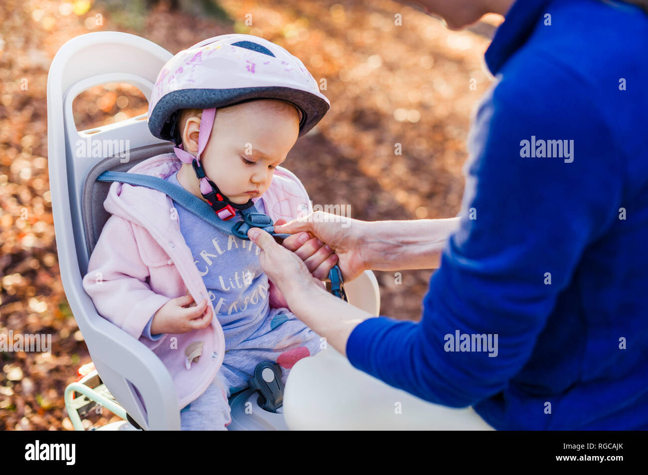 Madre e figlia Bicicletta Equitazione, baby indossando il casco in seduta i bambini del posto di guida Foto Stock