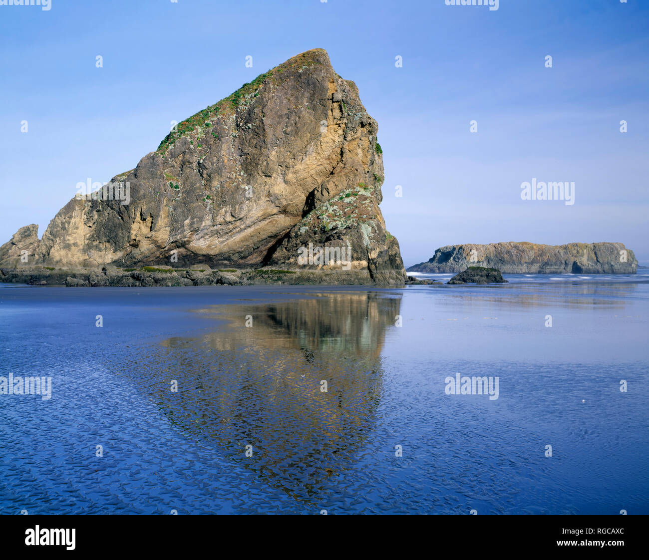 Stati Uniti d'America, Oregon, pistola River State Park, basalto mare pile riflettono in marea-sabbia lavata. Foto Stock