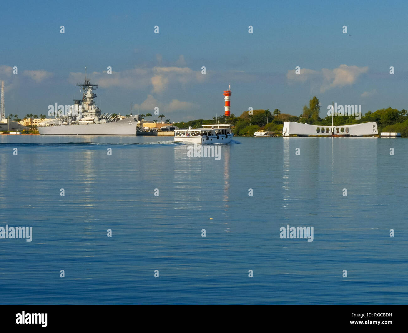 Una barca che porta i visitatori alla USS Arizona Memorial a Pearl Harbor Foto Stock