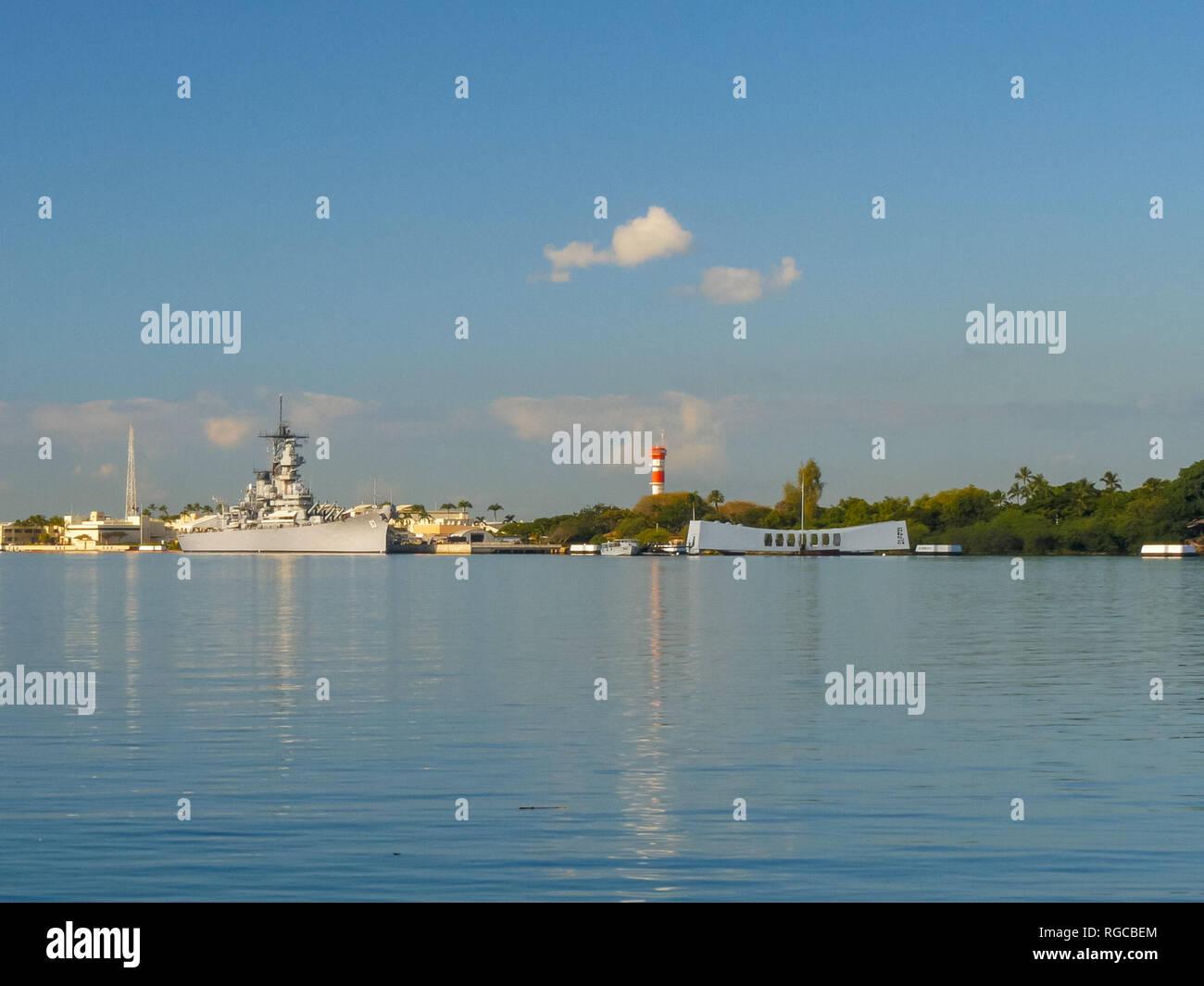 Un ampio angolo di visione della USS Missouri e l'Arizona Memorial presso Pearl harbor, Hawaii Foto Stock