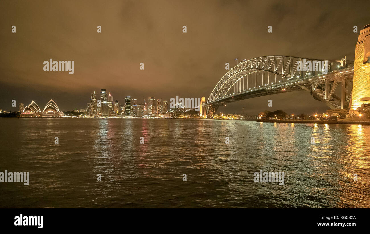 SYDNEY, Australia - 3 giugno 2015: un ultra grandangolo night shot di tempo del porto di Sydney Foto Stock