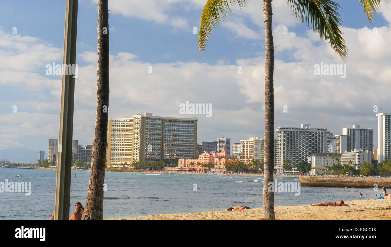 Un colpo lungo di Waikiki Beach e il Royal Hawaiian hotel sull'isola di Oahu, Hawaii Foto Stock