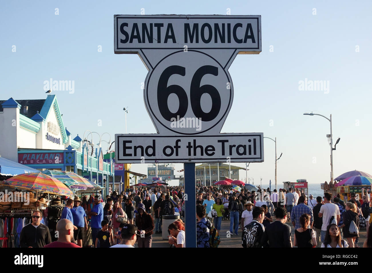 Alla fine del sentiero di Route 66 sulla costa ovest sul molo di Santa Monica in California. Foto Stock