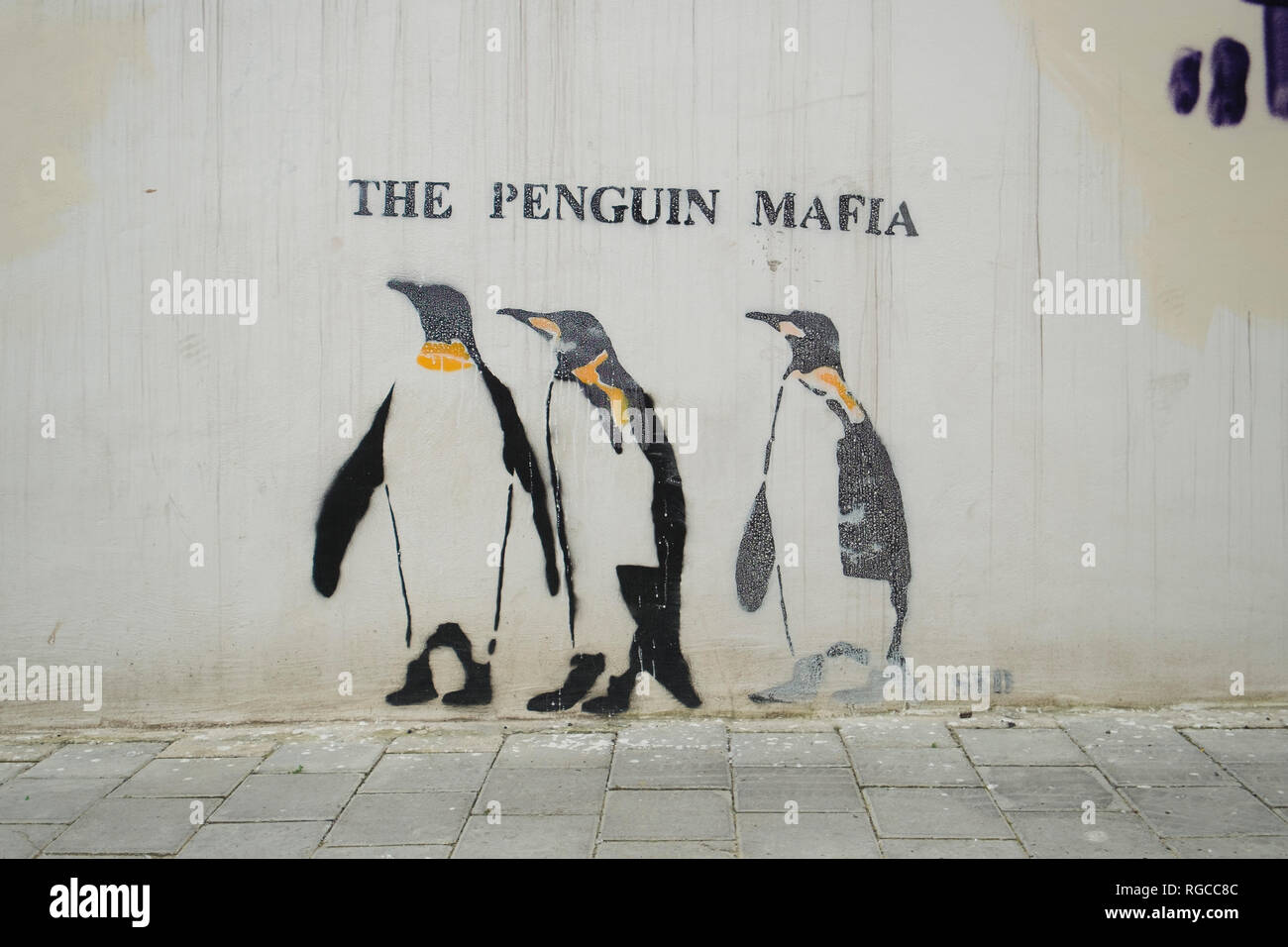 Un pinguino tre Mafia graffiti su un muro di Nicosia, Cipro. Foto Stock