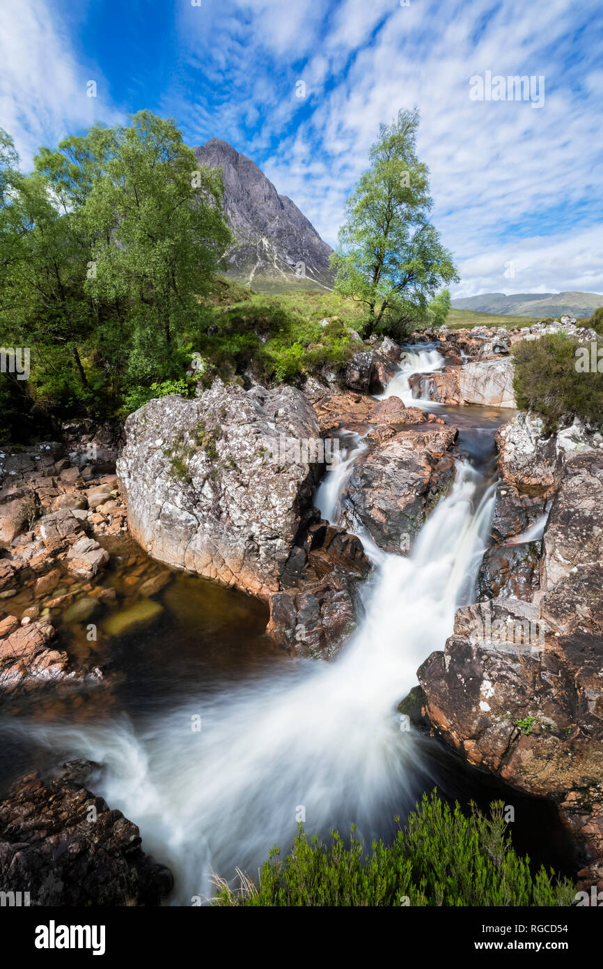 Gran Bretagna, Scozia, Highlands scozzesi, Glen Etive, montagna del massiccio Buachaille Etive Mor con Mountain Stob Dearg, Fiume Coupall, Etive Mor cascata Foto Stock