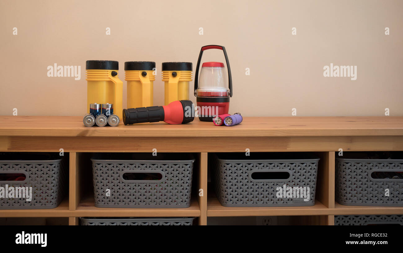 Torce e batterie steso su un tavolo preparato per un periodo di interruzione di corrente. Foto Stock