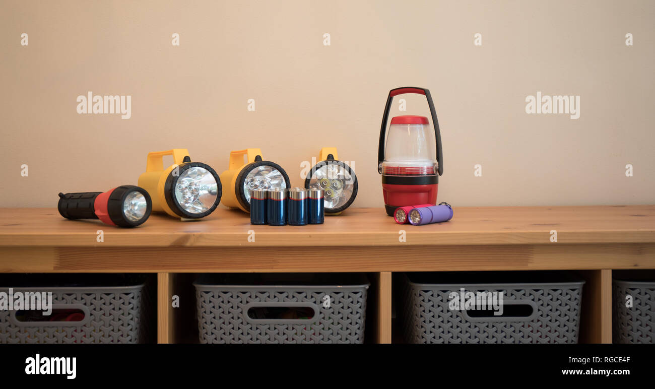 Torce e batterie steso su un tavolo preparato per un periodo di interruzione di corrente. Foto Stock